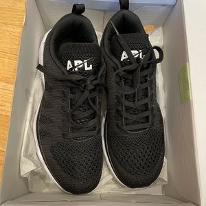 ✨NEW APL women’s size 8 black sneakers✨